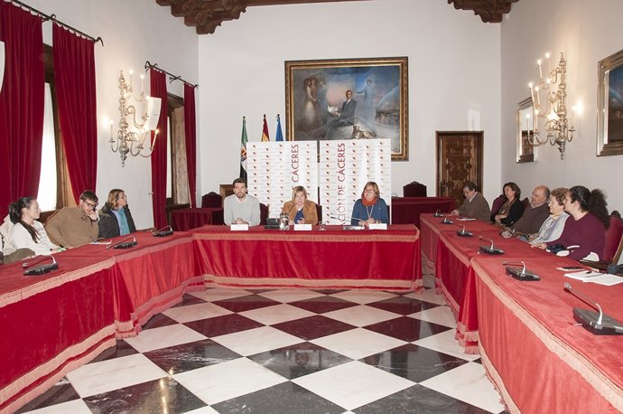 Reunión de la diputación cacereña con discapacitados