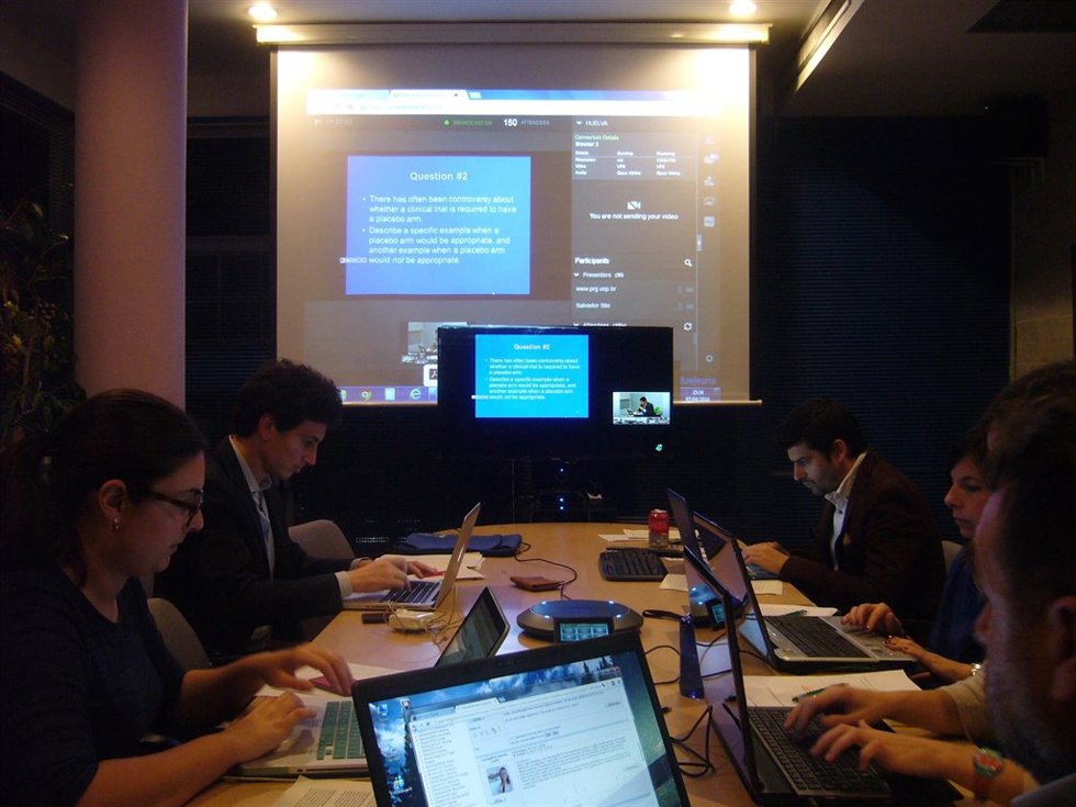 Clase nocturna en el Complejo Hospitalario de Huelva online desde Boston.