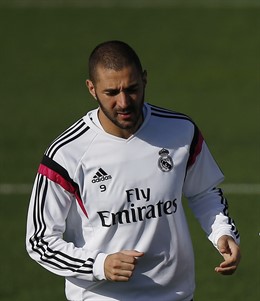 Karim Benzema se entrena con el Real Madrid