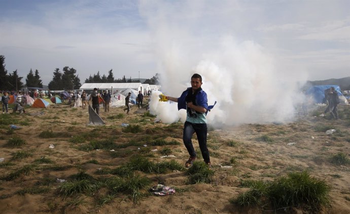 La Policía macedonia emplea gases lacrimógenos contra inmigrantes en Idomeni