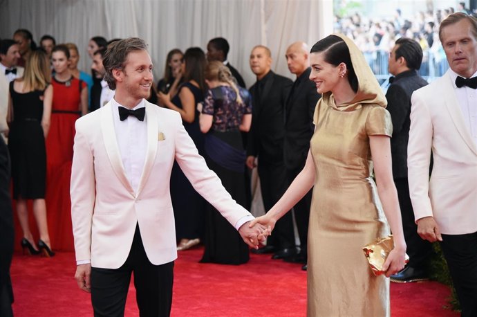 Anna Hathaway y Adam Shulman: felices y enamorados papás/Getty
