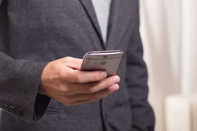 Hombre usando un teléfono móvil