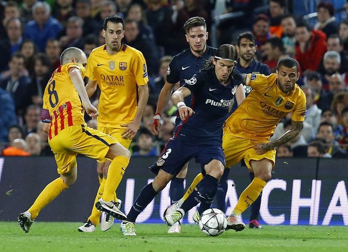 Filipe Luis, Alves e Iniesta en el FC Barcelona - Atlético de Madrid