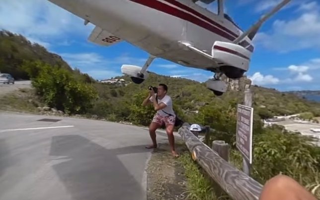 Impactante momento en que una avioneta aterrizando roza la mano de un turista