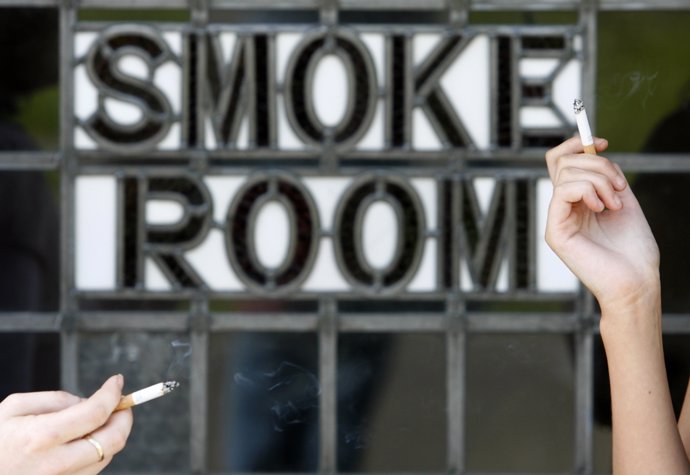 Fumadoras en una sala para fumar 
