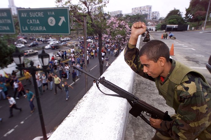 SOLDIER CHEERS TO SUPPORTERS OF CHAVEZ IN CARACAS.