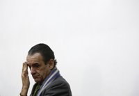 Mario Conde abandona su vivienda para pasar la noche en los calabozos de la Guardia Civil de Tres Cantos (Madrid)