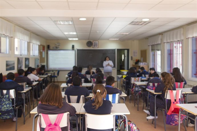 Colegio, escuela, aula, primaria, clase, niño, niña, niños, estudiando, estudiar