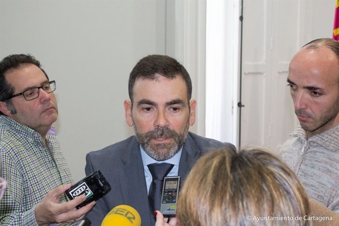 El alcalde de Cartagena contestando a preguntas de los medios