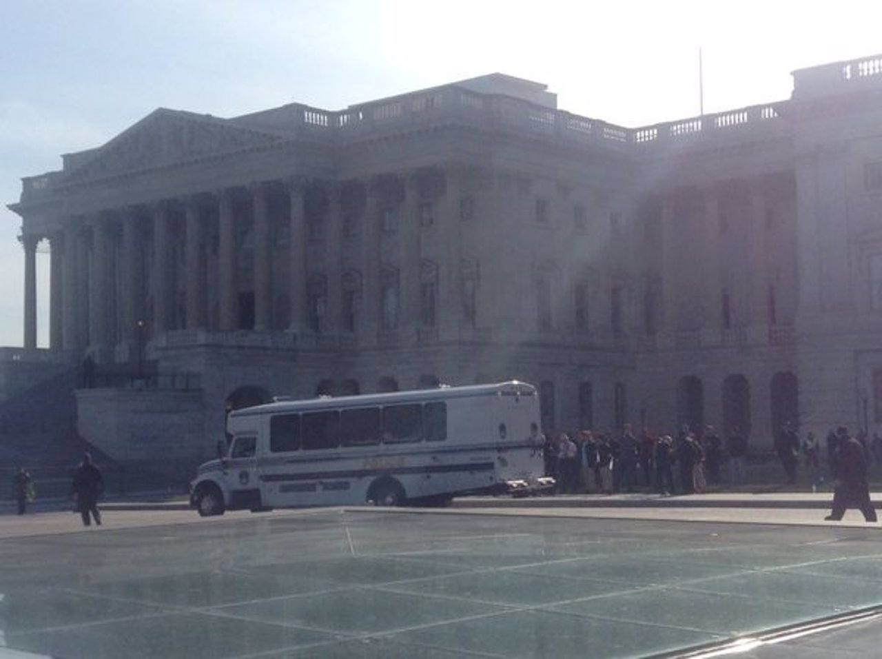 Un autobús con manifestantes de Democracy Spring detenidos ante el Capitolio