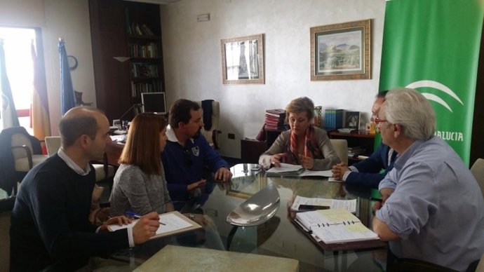 Vega, en la reunión con miembros de la Asociación de Vecinos Bulevar Noreste.