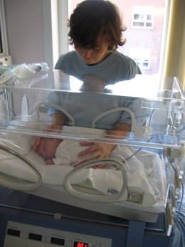 Bebé lactante prematuro, incubadora