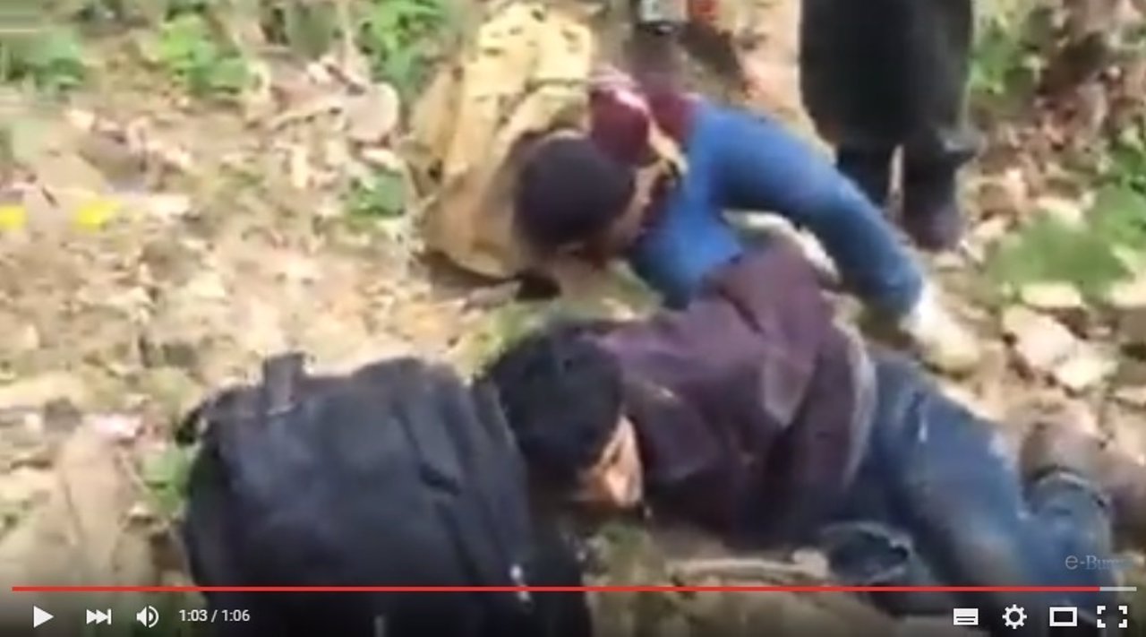 Captura del vídeo que muestra a inmigrantes capturados por voluntarios