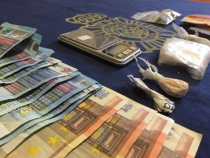 Objetos intervenidos por la Policía Nacional tras una detención.