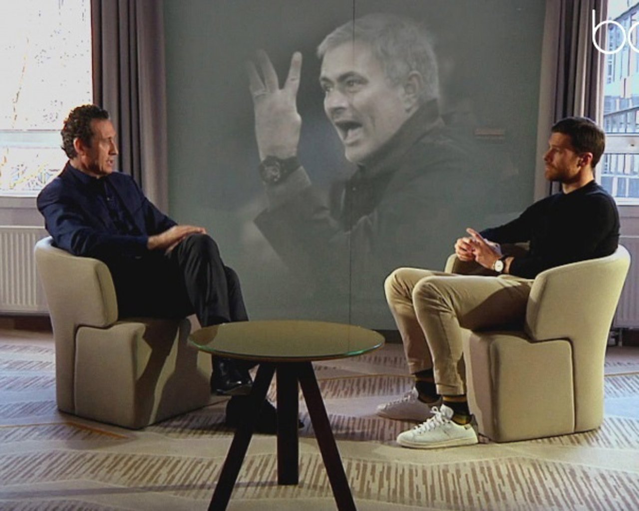 Xabi Alonso conversa con Valdano en una entrevista