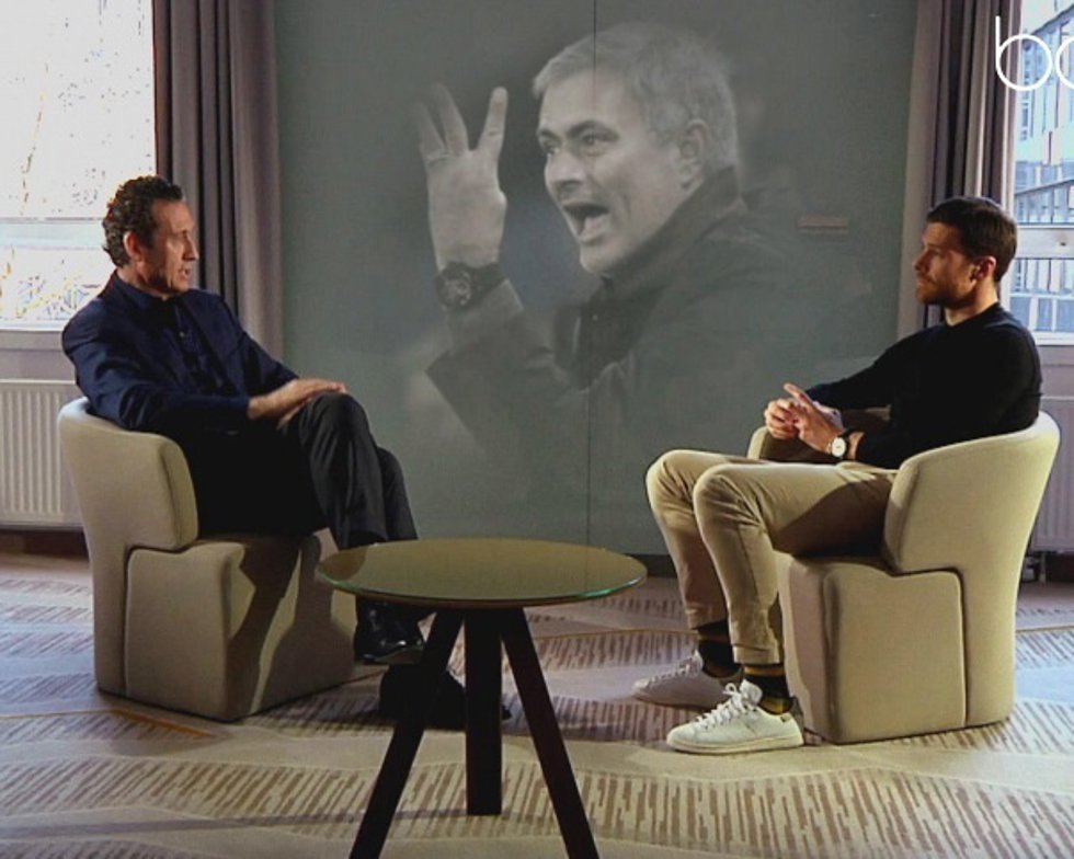 Xabi Alonso conversa con Valdano en una entrevista
