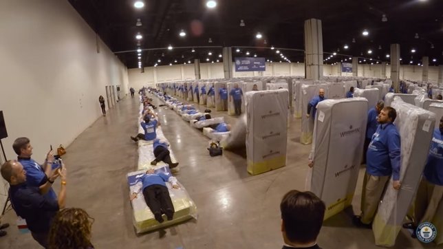 El dominó humano con colchón mñas largo del mundo