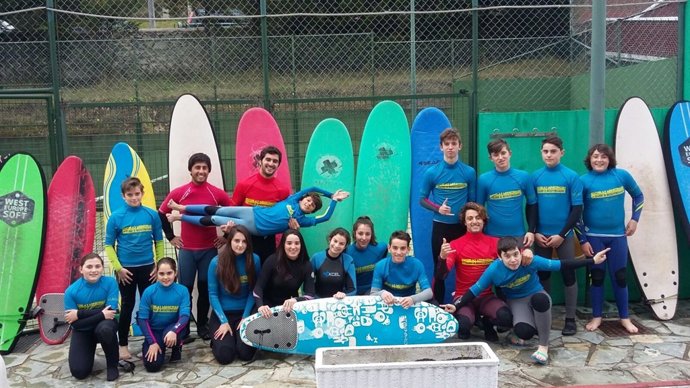 Alumnos de la Escuela Municipal de Surf