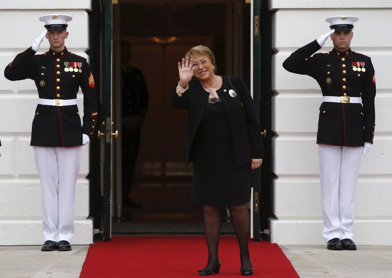U.S. Chief of Protocol Ambassador Selfridge greets Chilean President Bachelet as