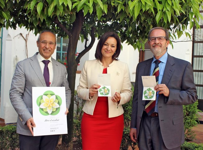 Crespín (centro) con representantes de 'Abre el azahar'