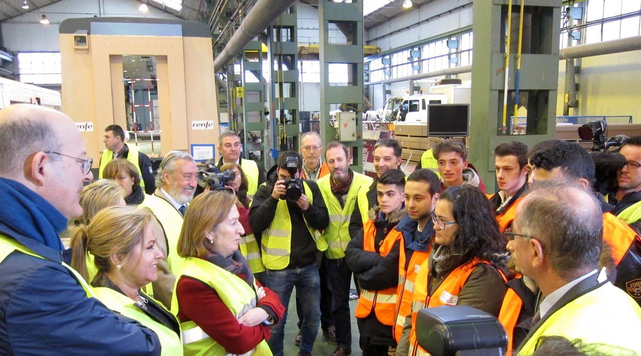 Pastor y Valdeón con los alumnos del Juan de Herrera