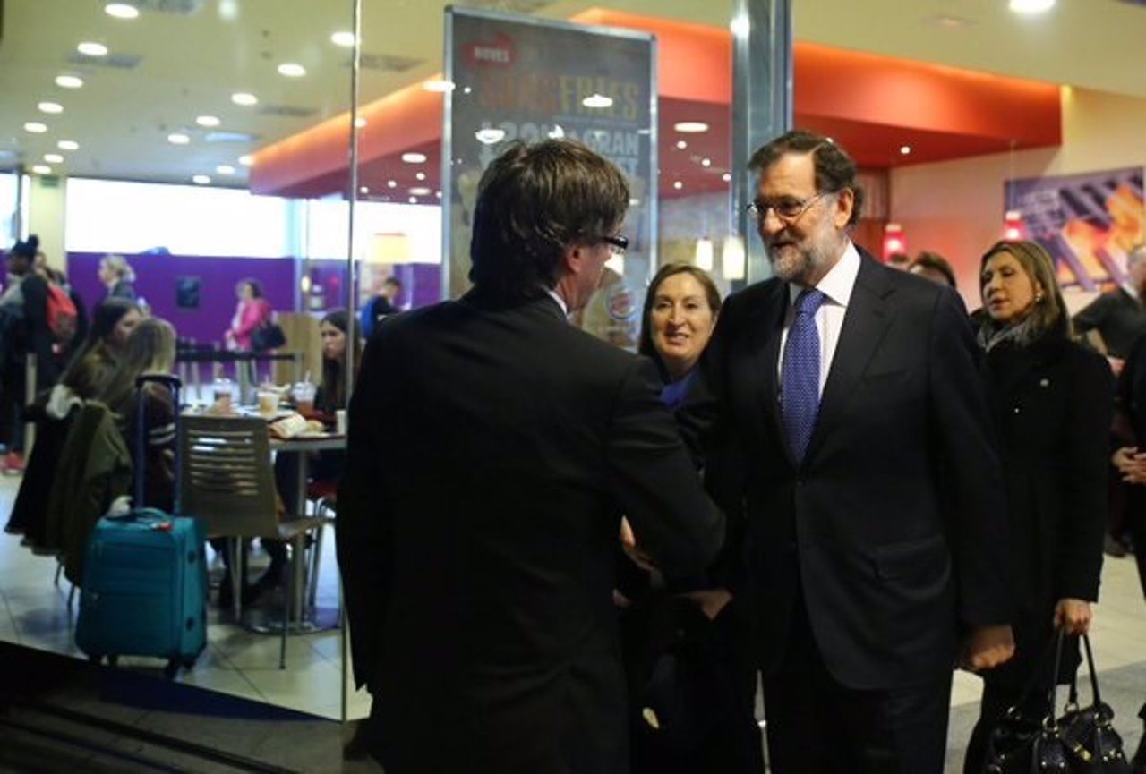 Mariano Rajoy y Carles Puigdemont se saludan