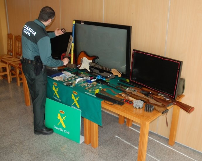 Efectos incautados en la redada en el poblado chabolista de O Vao, en Poio