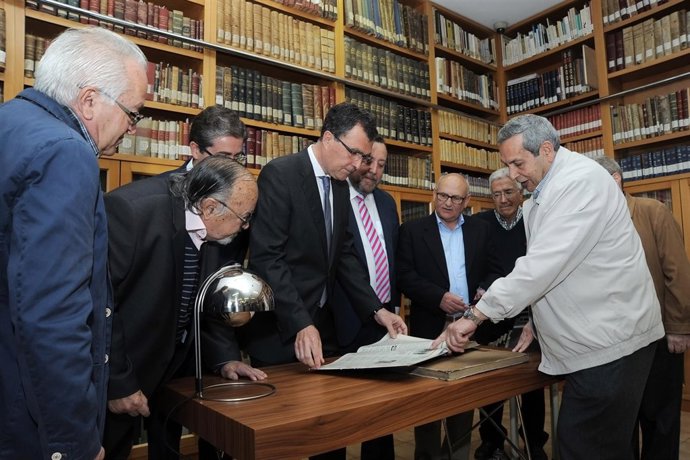 El alcalde en el Archivo Municipal del Ayuntamiento 