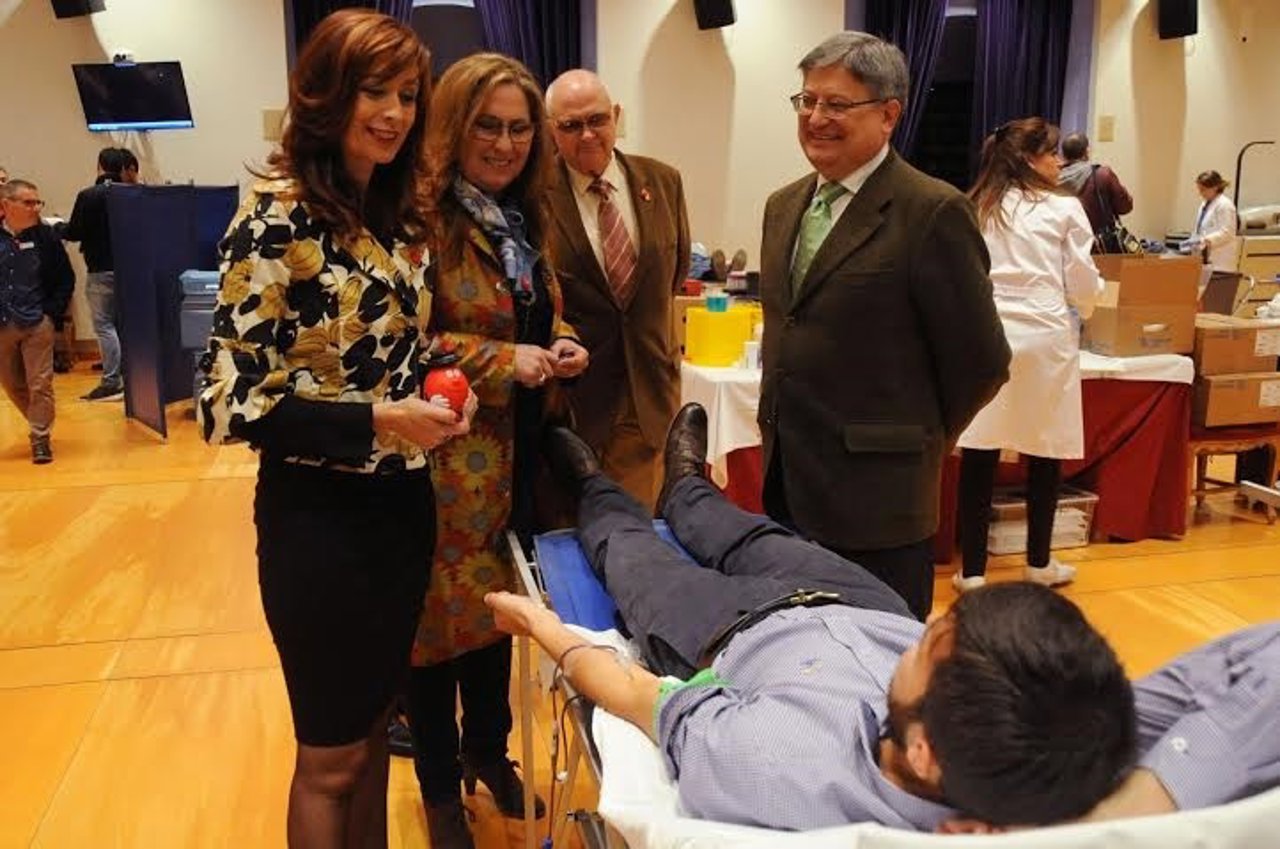 Cañete (izda.) y Luna hablan con uno de los donantes