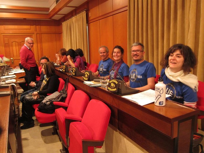 Concejales de Ganemos en el Pleno con camisetas sobre Europa