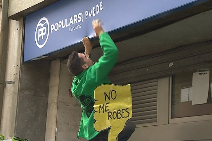 Protesta de la PAH ante la sede del PP en Barcelona