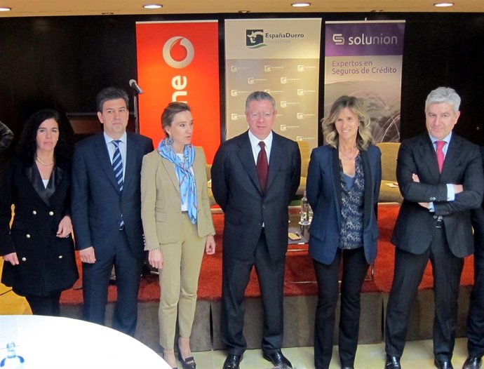 Los exministros junto a representantes de 'Diálogos por el Desarrollo'.