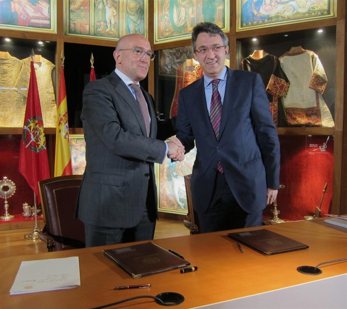 Jesús Julio  Carnero (izq) y Javier Martínez Majo tras la firma dle acuerdo