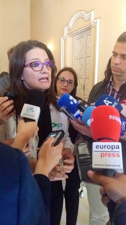 Mónica Oltra atiende a los medios en Alicante