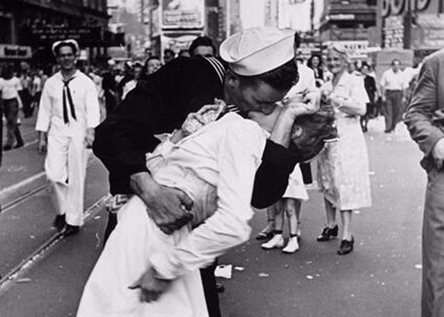 Soldado roba beso a enfermera al terminar la Segunda Guerra Mundial