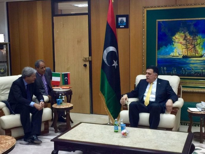 Gentiloni y el primer ministro libio, Fayez Seraj