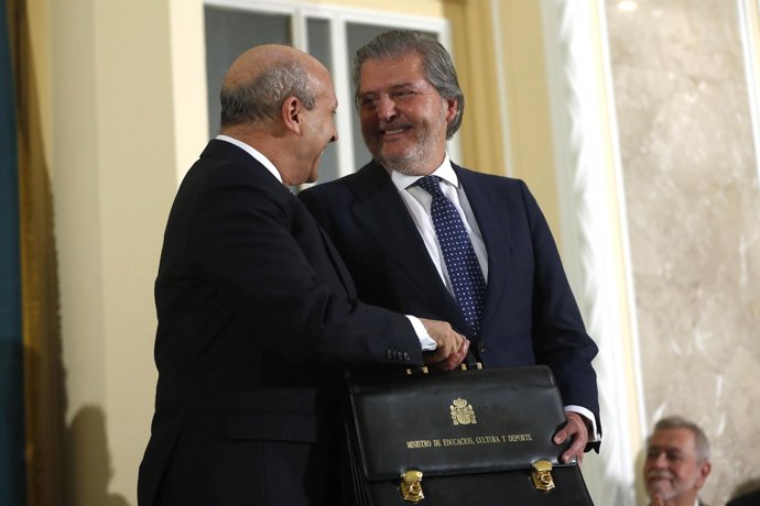 Wert traspasa la cartera de Educación a Méndez de Vigo