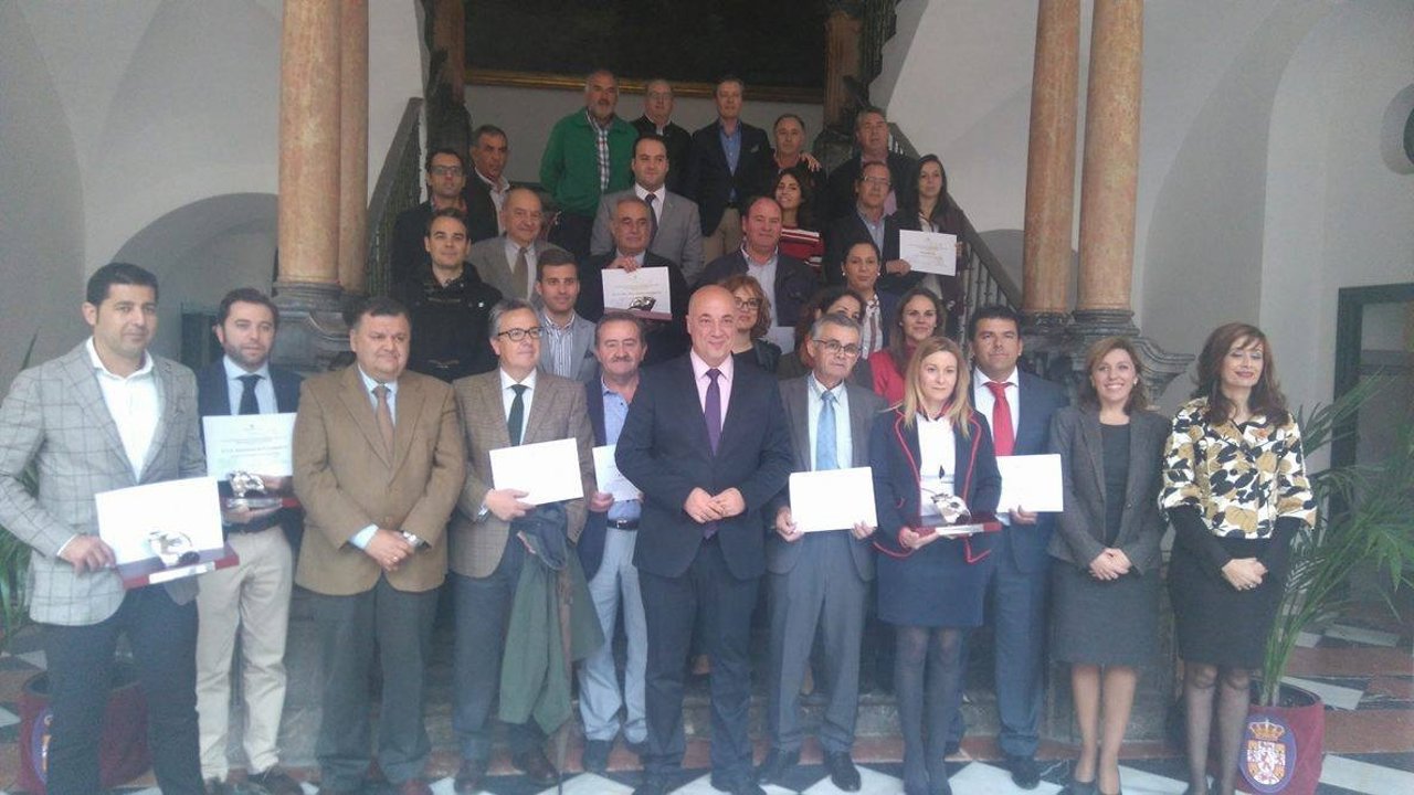 Antonio Ruiz (centro) acompañado por otras autorirades y los premiados