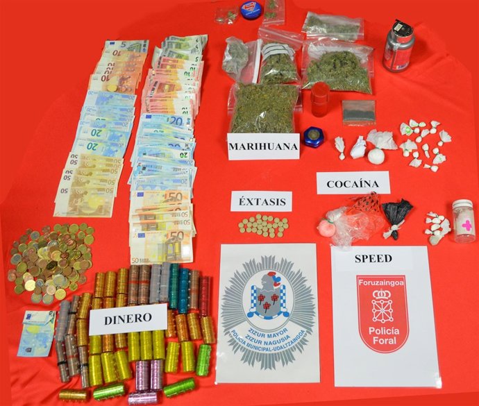 Droga y dinero decomisados.