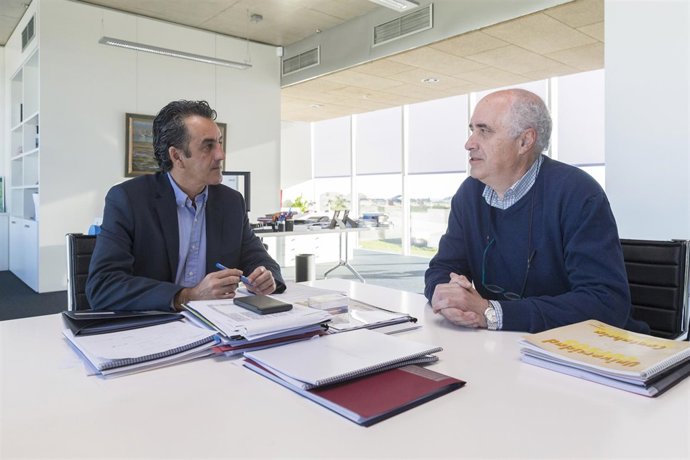 Martín con el alcalde de Riotuerto