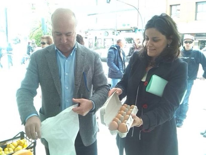 Venta y Polledo en el mercado de La Pola Siero.