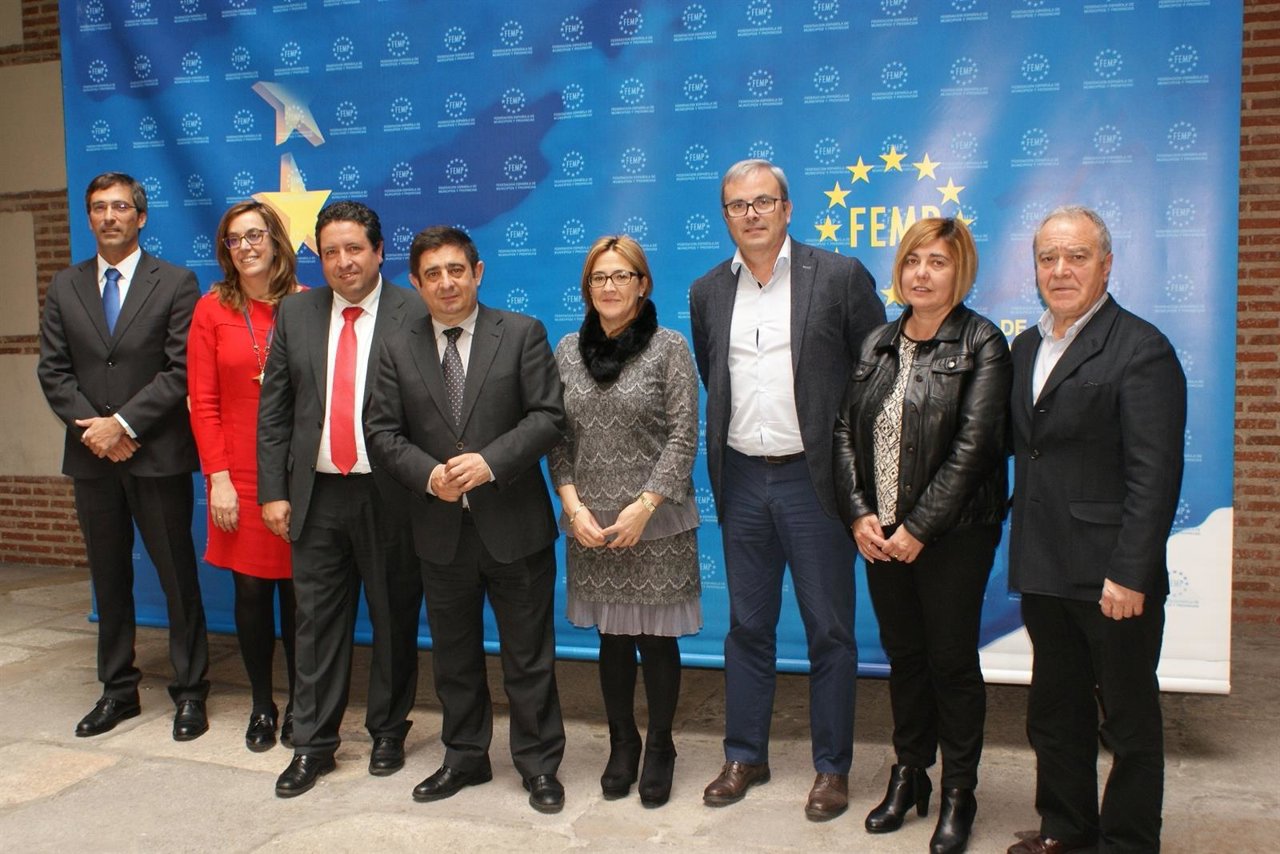 Reyes (c), junto a otros mimebros de la subcomisión de la FEMP.