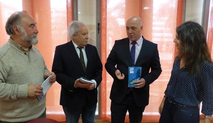 Antonio Ruiz (dcha.) durante el acto de presentación de la guía