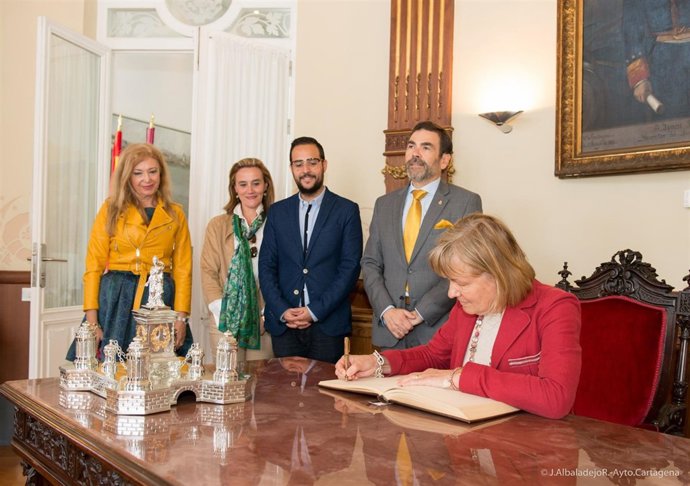 La embajadora de Suecia firma el libro de la Ciudad