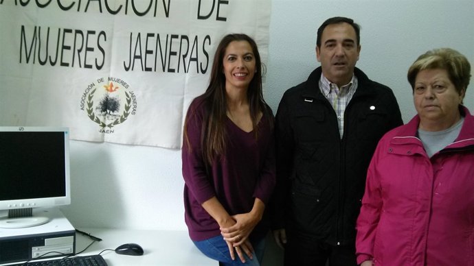Antonio de la Torre, junto a responsables de la asociación Mujeres Jaeneras.