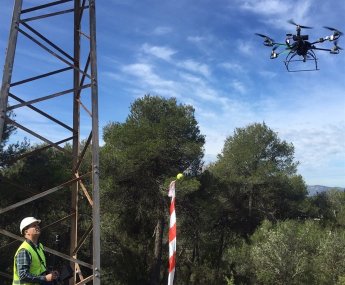 Dron utilizado por Endesa para renovar cableado