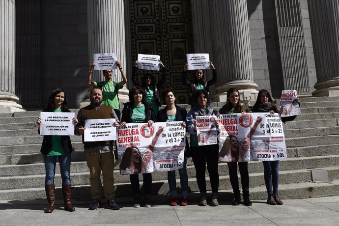 Estudiantes protestan ante el Congreso para la derogación de la Lomce