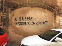 Emaya ya ha comenzado a limpiar las pintadas contra turistas del casco antiguo
