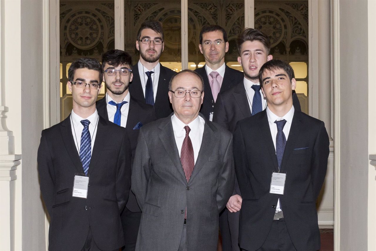 El gobernador del Banco de España y el equipo ganador