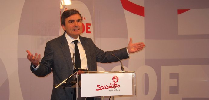 Pedro Saura ofrece una rueda de prensa en la sede del PSRM